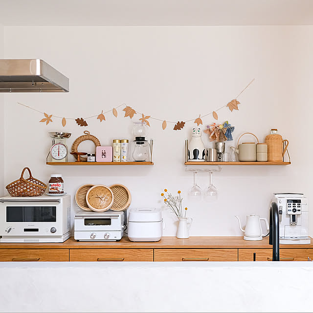Kitchen,デロンギエスプレッソマシン,モールテックス,カフェ風インテリア,キッチン,ウォールシェルフ,ガーランド,カップボード,キッチン収納,オーク材,キッチン家電,キッチン背面,バルミューダ,キッチンインテリア,小さな家,蒸籠,こどもと暮らす,すっきり暮らす,造作カップボード,シンプルな暮らし,マイホーム記録,真鍮引き手,こどものいる暮らし shiiiの部屋