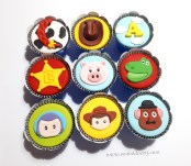 Cupcakes "Toy Story"! Buzz (), Woody (), Sr. Batata (), Estrela do xerife com letra rebaixada (), Porco (), Dinossauro (), Trança Jessie (), Chapéu do Woody (), Letra ou número com nuvens ()