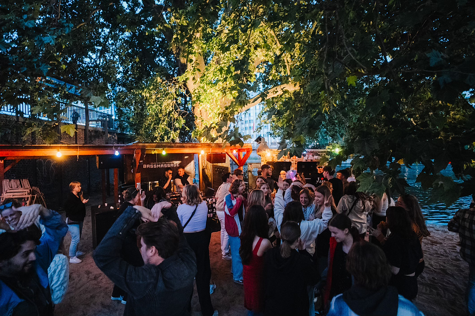 ENTSAPNNT AM STRAND - Jannowitzbrücke Berlin