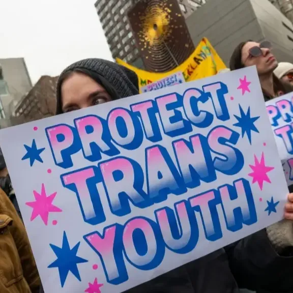 Scarica il PDF "Adolescenza trans oltre le fake news"