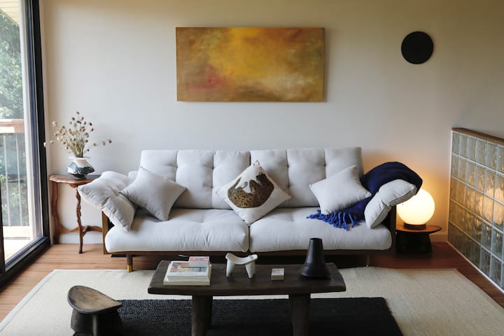 Kingston Rental - Luci House a Modern Artist Escape