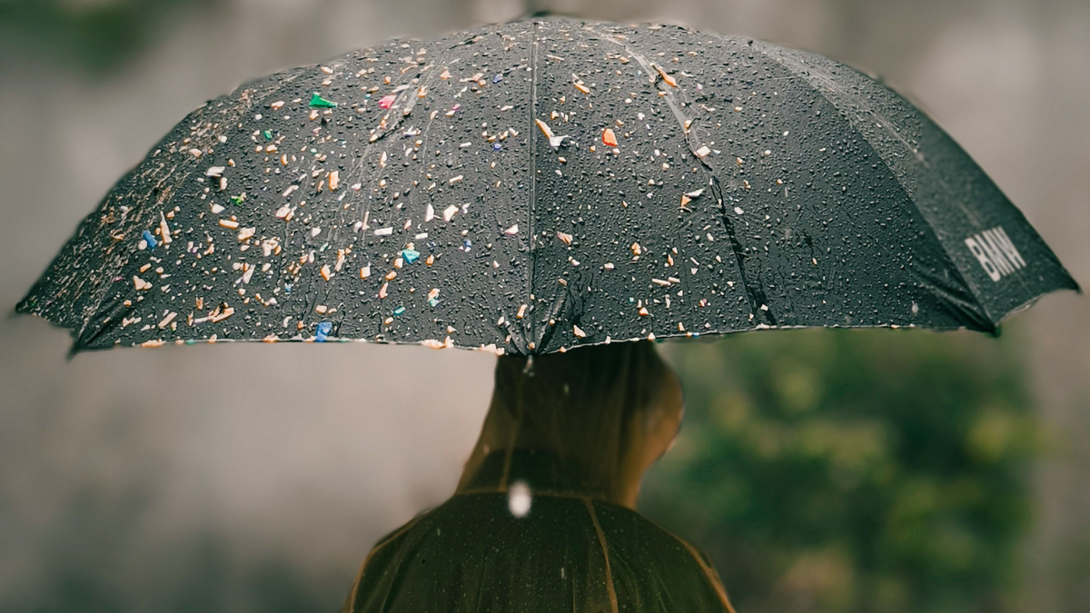 Különös jelenség: zuhogó esőben, újholdkor hintáztak az újpalotai park közepén – Videó - Metropol